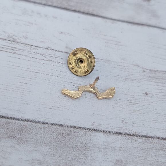 Vintage Pin / Brooch Gold Tone Foot Print Trio Footprints In The Sand - Picture 3 of 5